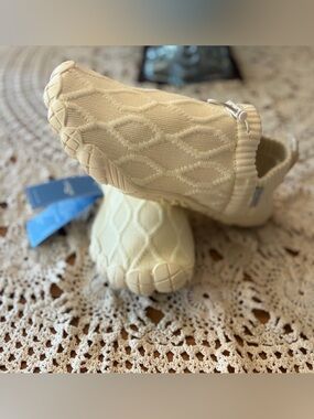 NWT Watelves Barefoot Slip-On Water/Walking Shoes in Cream